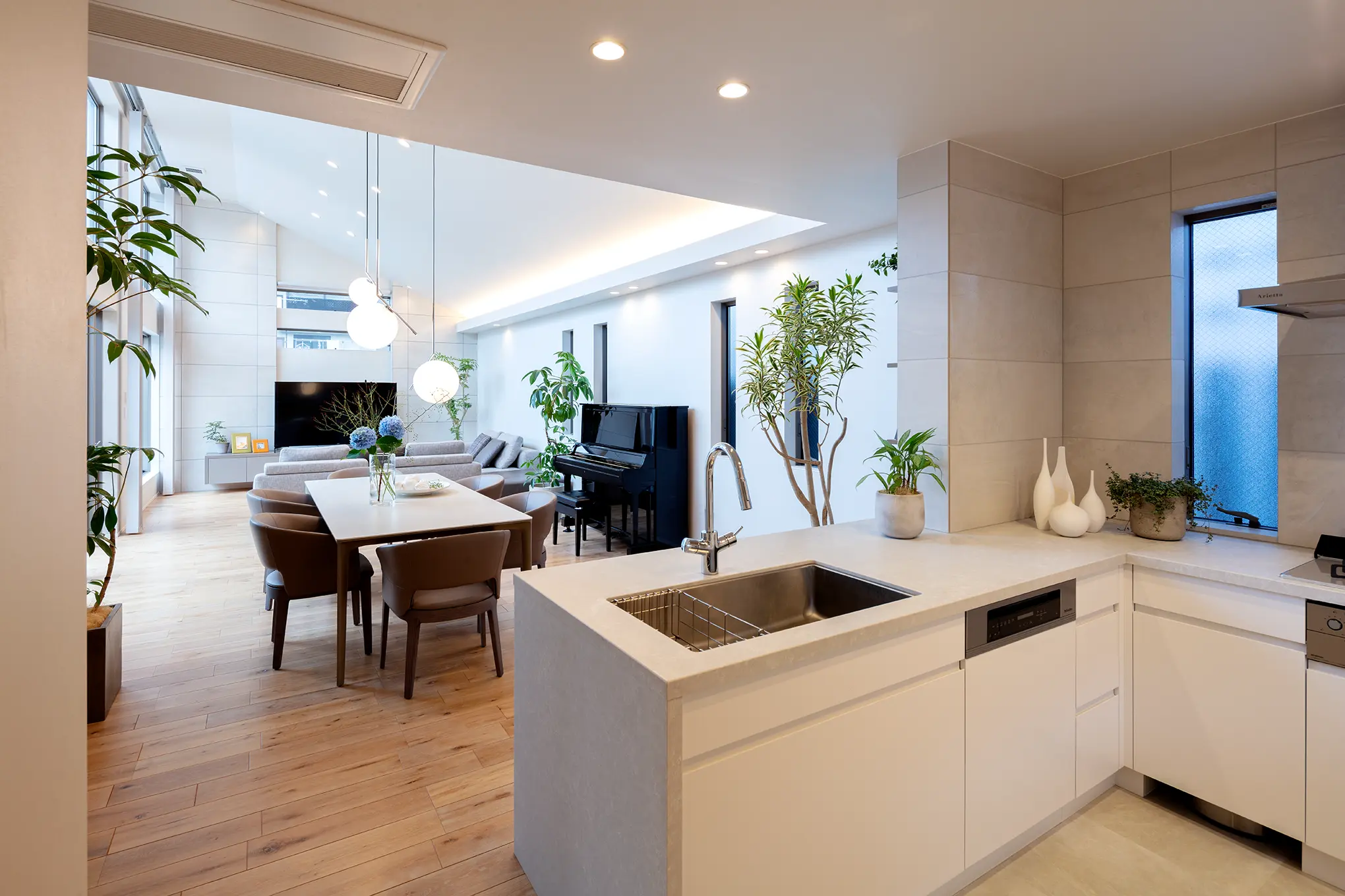 LIVING WITH LIGHT AND NATURE［東京都渋谷区］｜ 完全オーダーメイドのデザイナーズ高級注文住宅 ｜ 株式会社ハウゼ