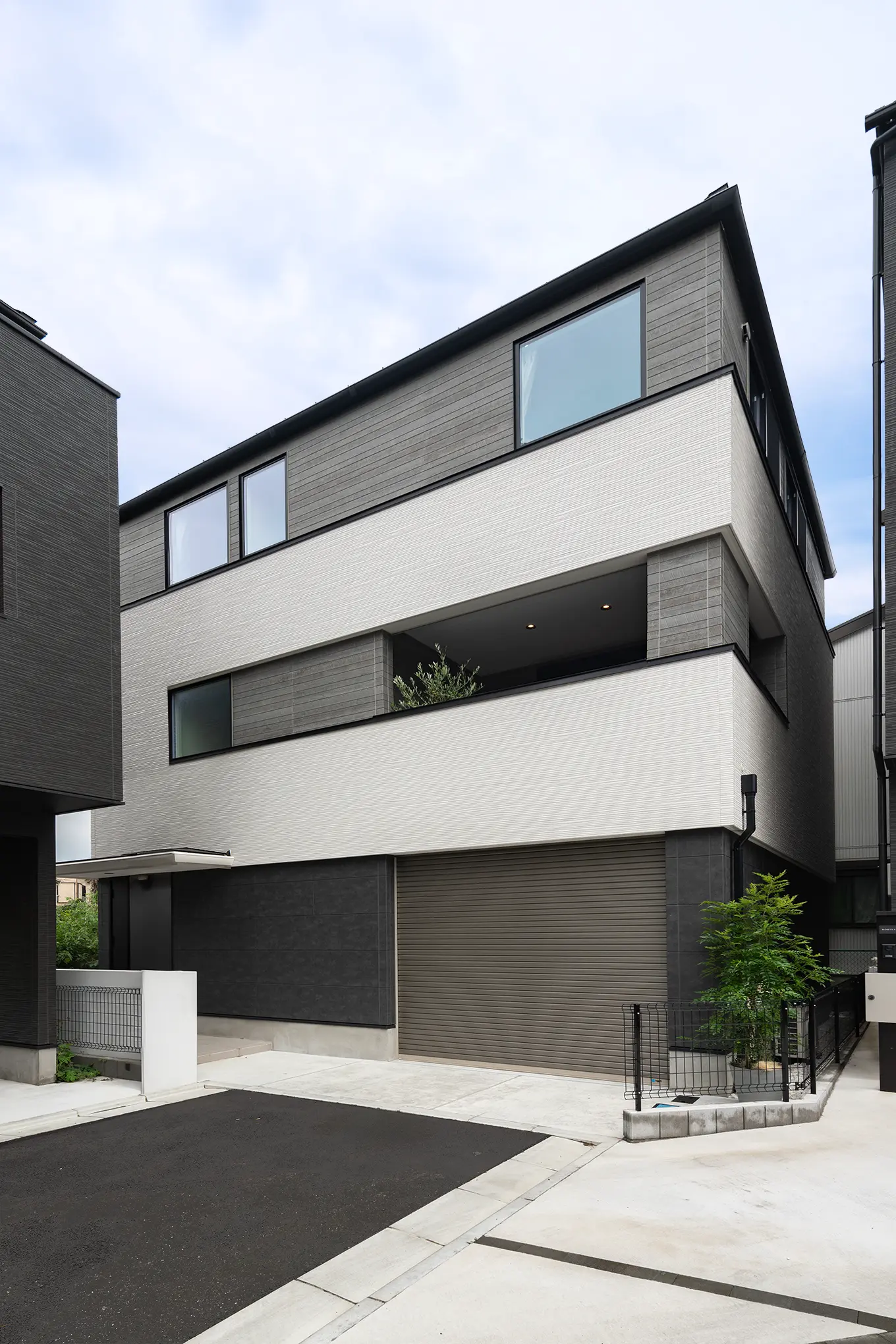 Monochrome style［神奈川県鎌倉市］｜ 完全オーダーメイドのデザイナーズ高級注文住宅 ｜ 株式会社ハウゼ