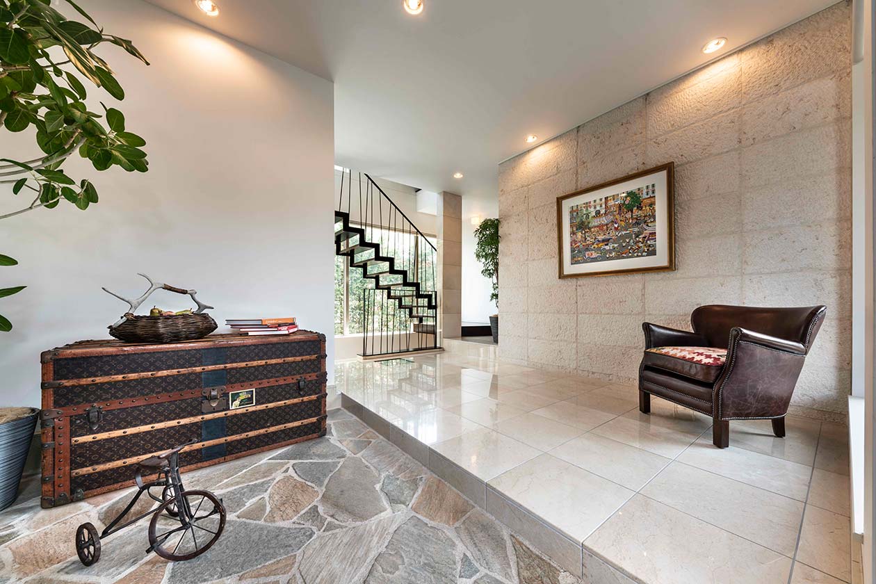 大樹と暮らす家［東京都大田区］｜ 完全オーダーメイドのデザイナーズ高級注文住宅 ｜ 株式会社ハウゼ