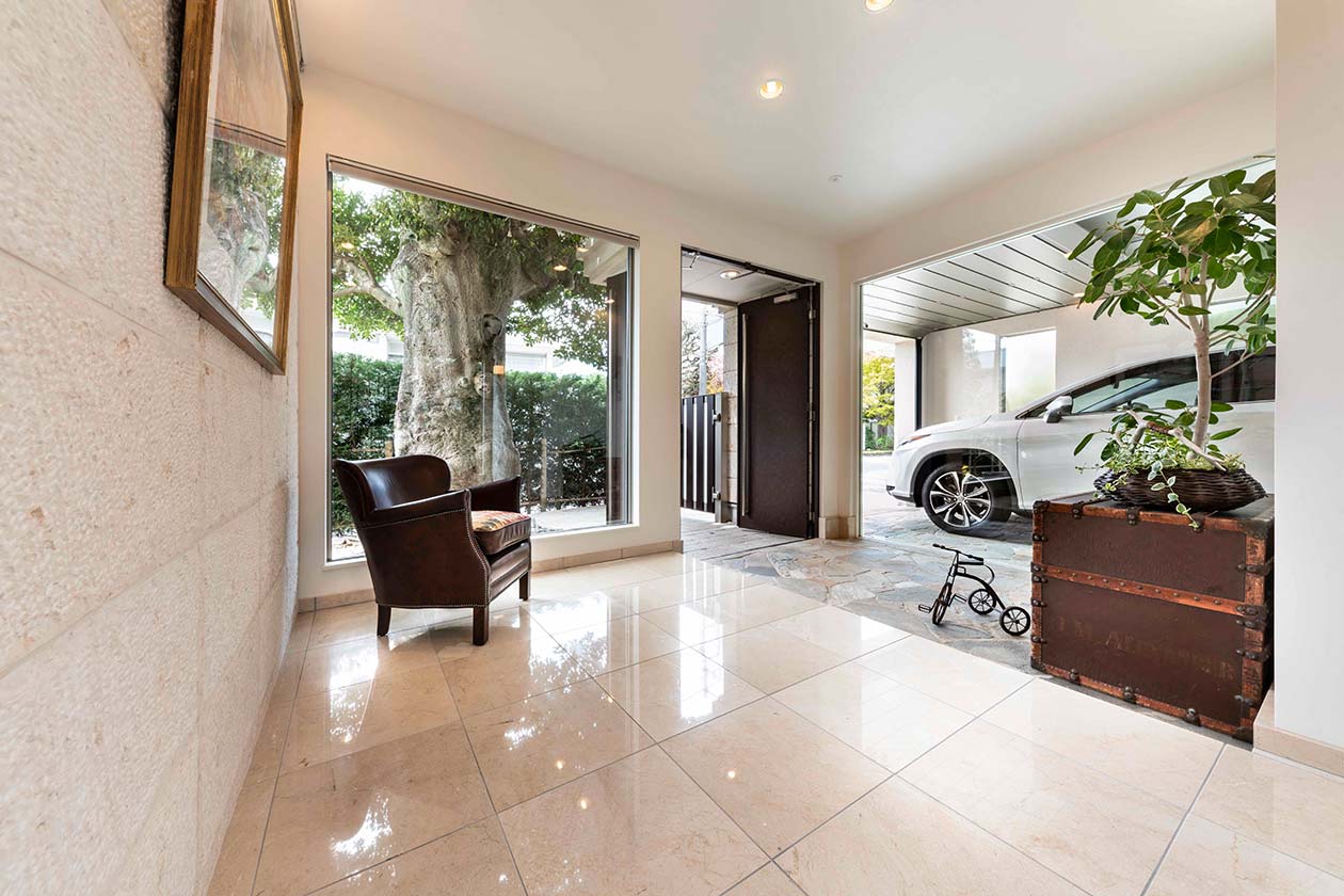 大樹と暮らす家［東京都大田区］｜ 完全オーダーメイドのデザイナーズ高級注文住宅 ｜ 株式会社ハウゼ