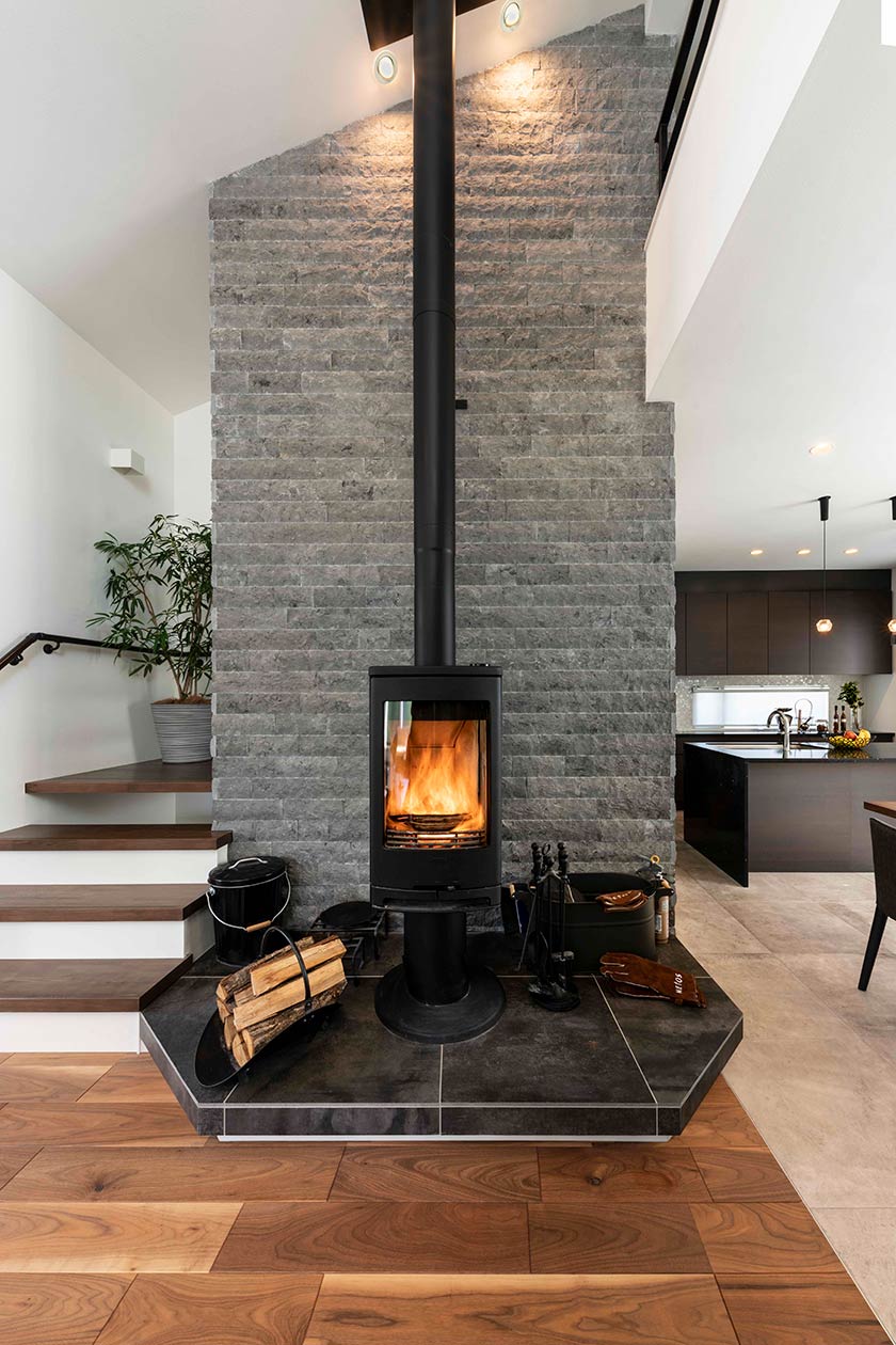 薪ストーブがある都会のくつろぎ空間［横浜市都筑区］｜ 完全オーダーメイドのデザイナーズ高級注文住宅 ｜ 株式会社ハウゼ