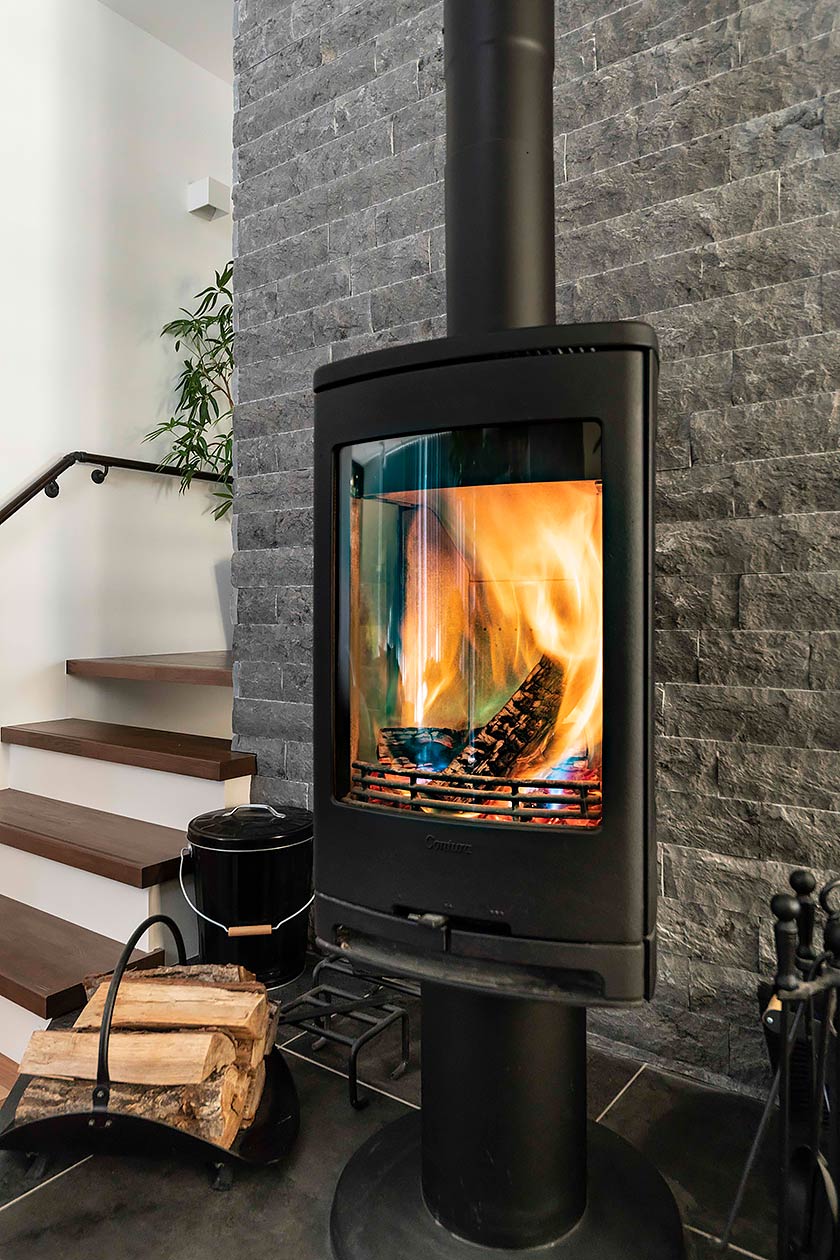 薪ストーブがある都会のくつろぎ空間［横浜市都筑区］｜ 完全オーダーメイドのデザイナーズ高級注文住宅 ｜ 株式会社ハウゼ