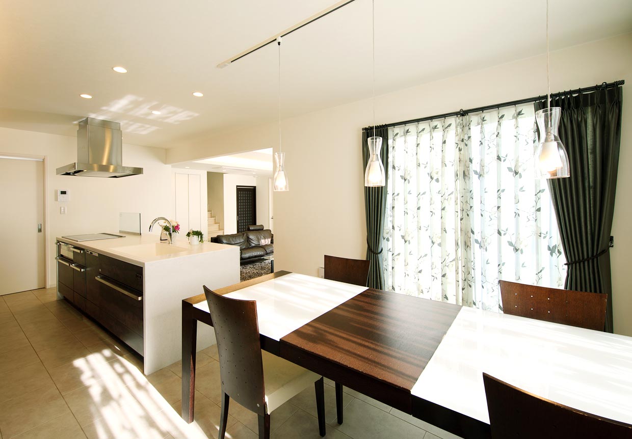 家族をつなぐスキップフロアの家［横浜市青葉区］｜ 完全オーダーメイドのデザイナーズ高級注文住宅 ｜ 株式会社ハウゼ