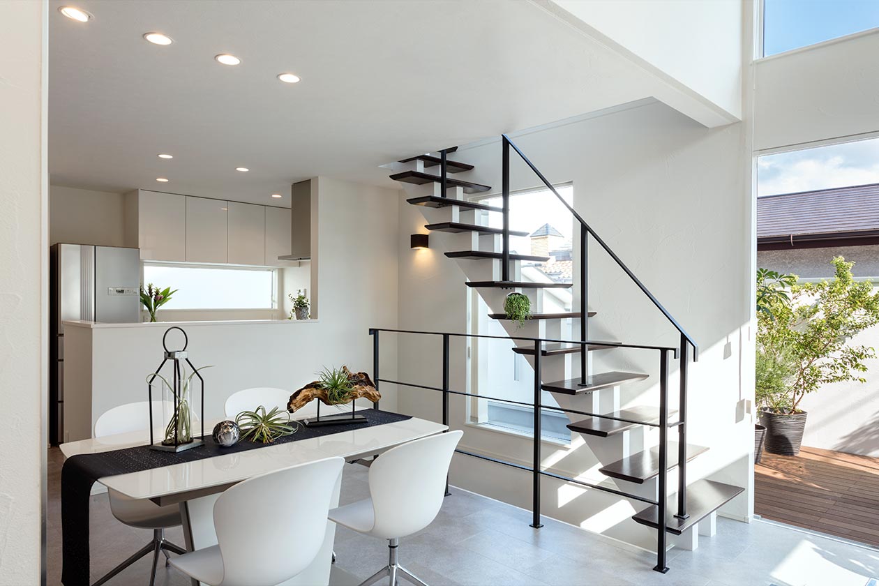 ワイドフレームが重厚感をひきたてる家［横浜市青葉区］｜ 完全オーダーメイドのデザイナーズ高級注文住宅 ｜ 株式会社ハウゼ